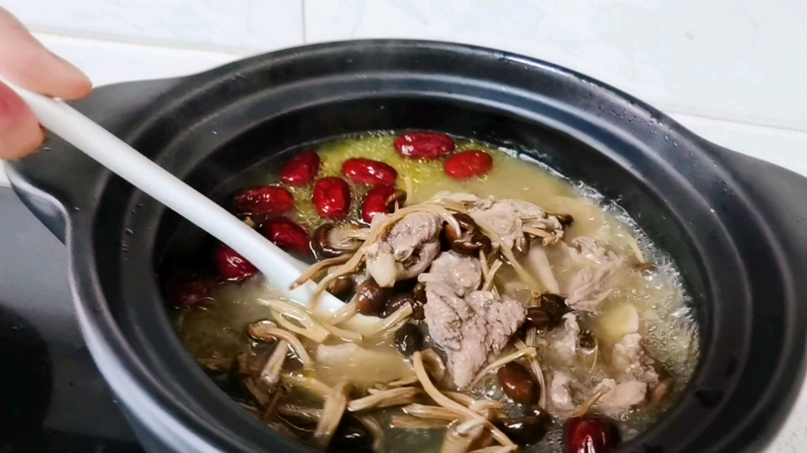 茶树菇老鸭汤这样煲很营养,清热除湿,汤汁浓白无腥味全家都爱喝