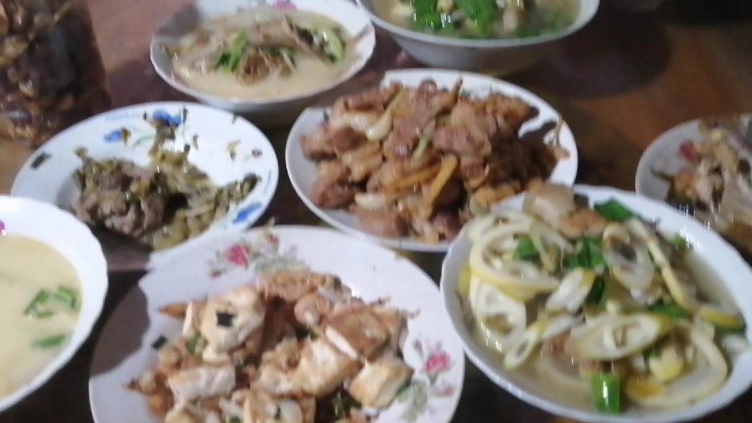 妈妈的红烧肉、咸肉炖竹笋,大哥的小鱼汤,让我吃了两大碗米饭!