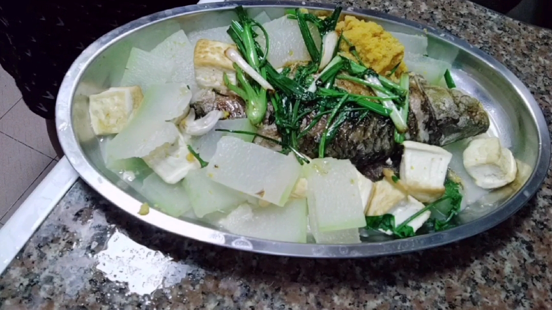 广州大妈教您鲫鱼汤正宗做法,汤白味浓又营养,味道鲜美