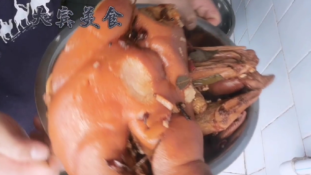 生鲜猪头肉一个葱姜大料炖2小时色泽金黄肥而不腻喝啤酒吃头肉真