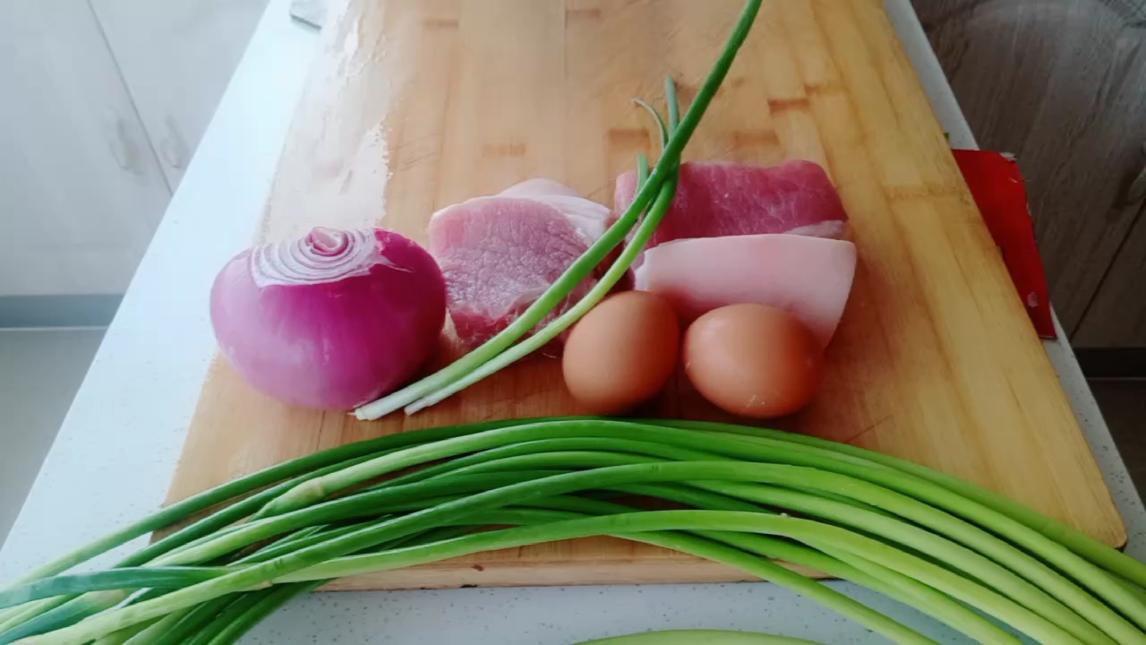 给孩子做的蒜苔炒肉丝,孩子吃了三碗米饭