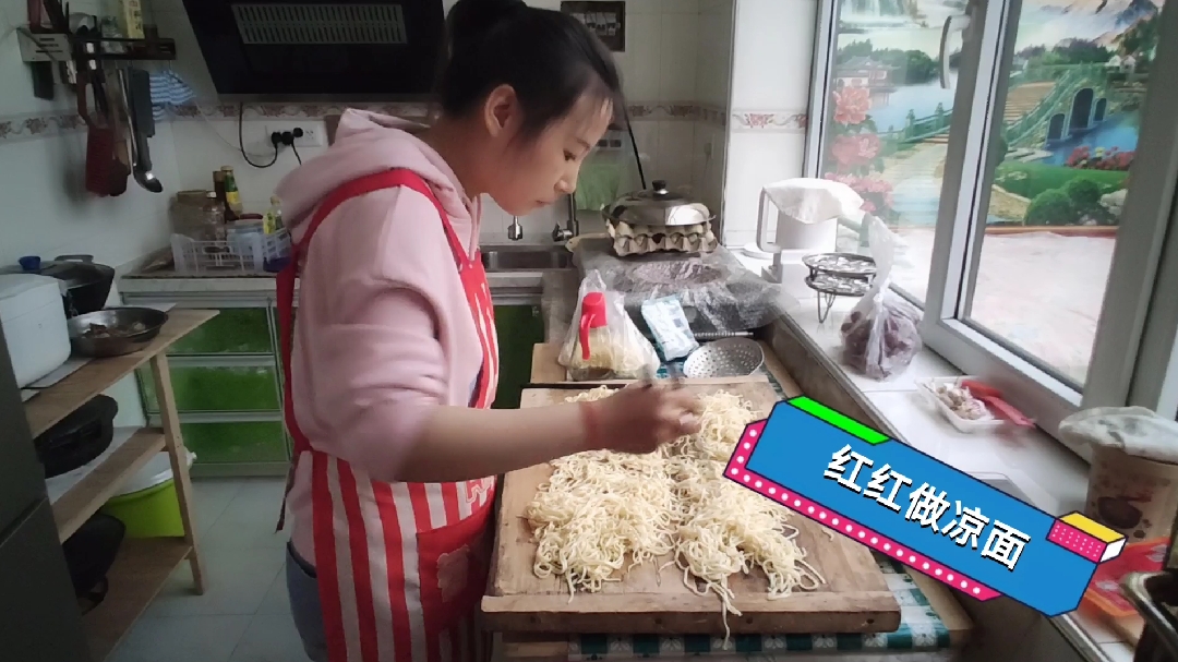 红红下厨做青海凉面,还搞了四个配菜味道很棒,小董第一见这做法