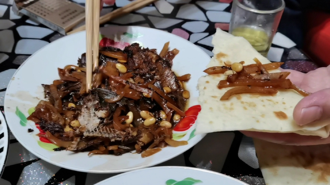 老张自己做的小鲫瓜子焖咸菜,吃的那叫一个香!