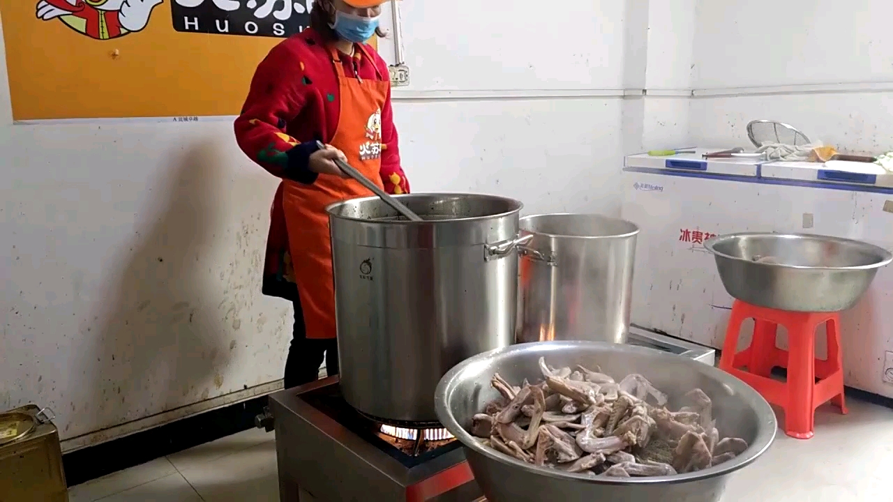 在家给孩子做麻辣鸭翅,多亏了卤菜师傅分享的卤水配方简单又好吃