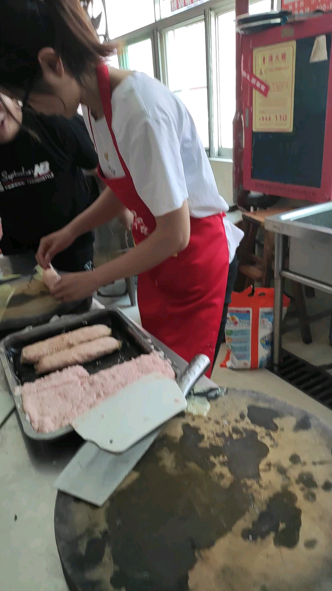 看看哥们怎么做肉卷,潮汕当地人都喜欢的一道美食,肉卷培训中