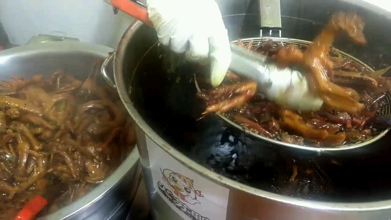 很多朋友想知道怎么做鸭脖,看这个视频卤菜师傅2分钟教你做正宗