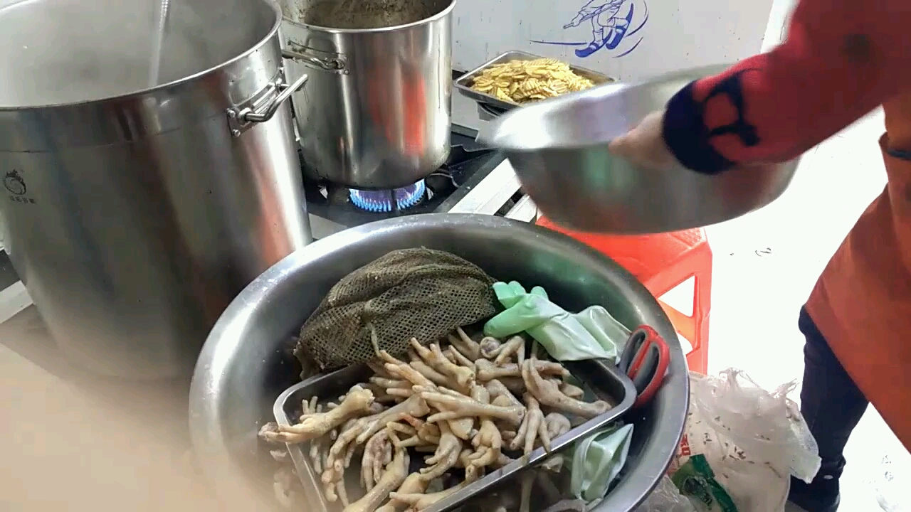 自己在家鸭脖怎么做好吃,看这个视频卤菜师傅2分钟教你做正宗卤