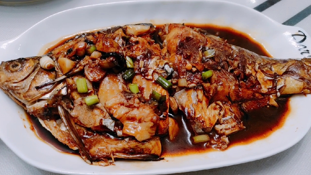 红烧鳊鱼的家常做法,加点它烧出来的鱼肉质鲜嫩,汤汁浓稠,下饭