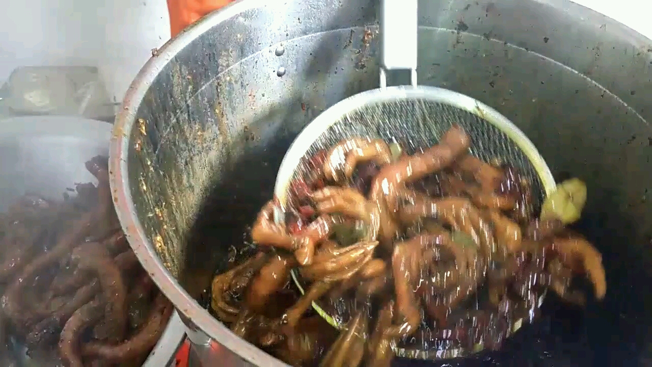 大妈用了30年的卤菜配方只要这种卤料,熬制浓香的老卤水闻着就馋