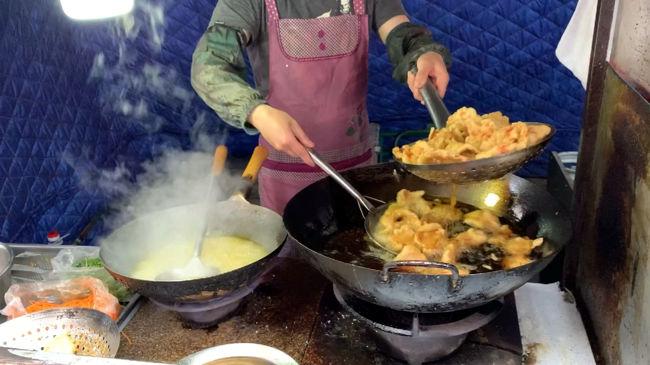 哈尔滨街头锅包肉制作全过程实拍!3分钟一大锅出5份,高手在民间