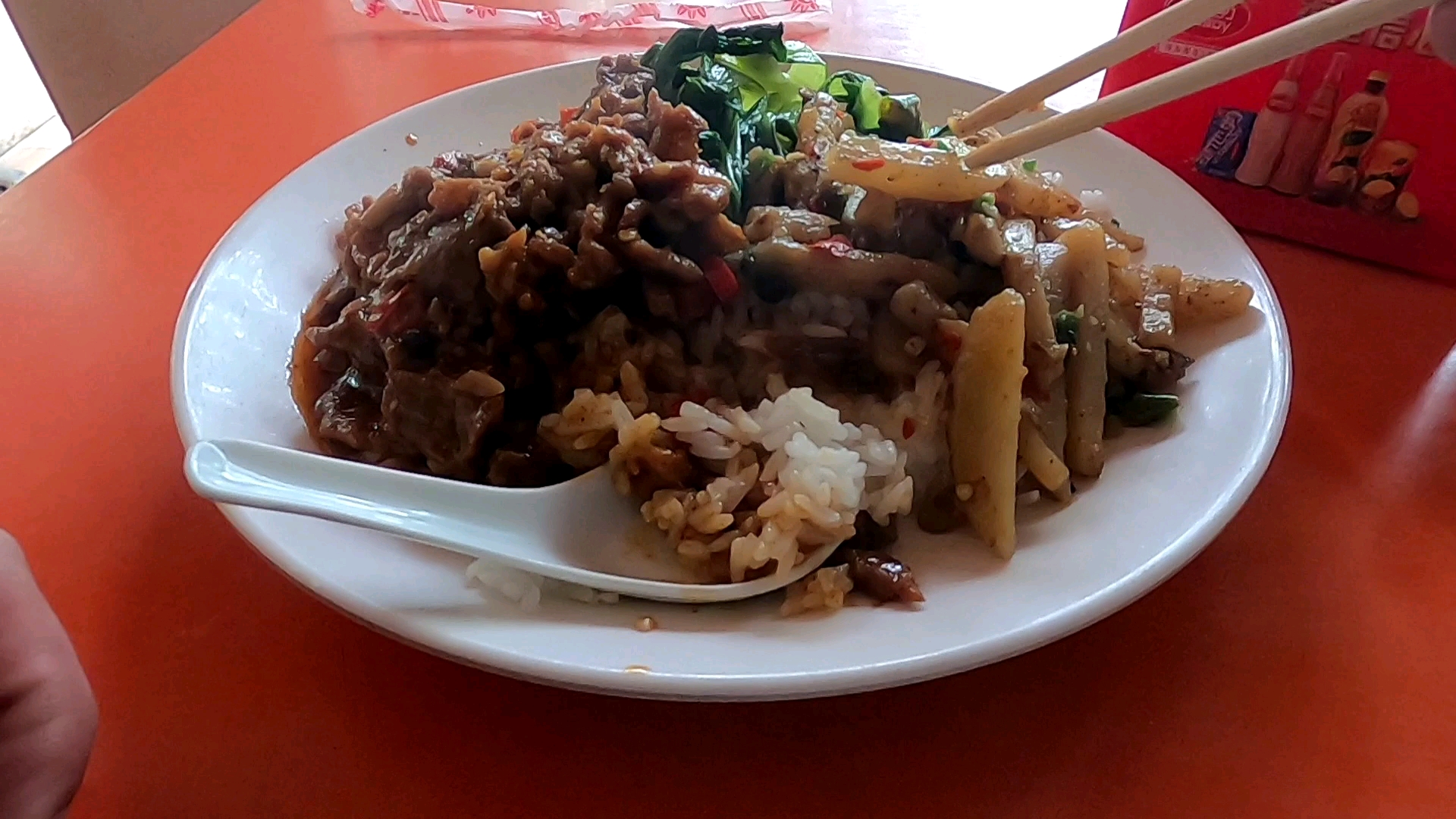 水煮肉片盖浇饭16块钱一份,肉片超多配菜丰富太好吃了,吃了两份