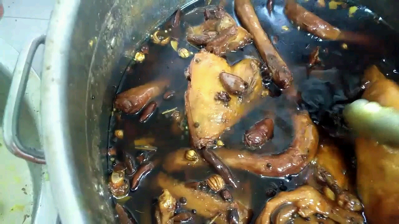 很多卤菜新人不知道如何卤菜,2分钟卤菜卤制技巧分享学会能摆摊