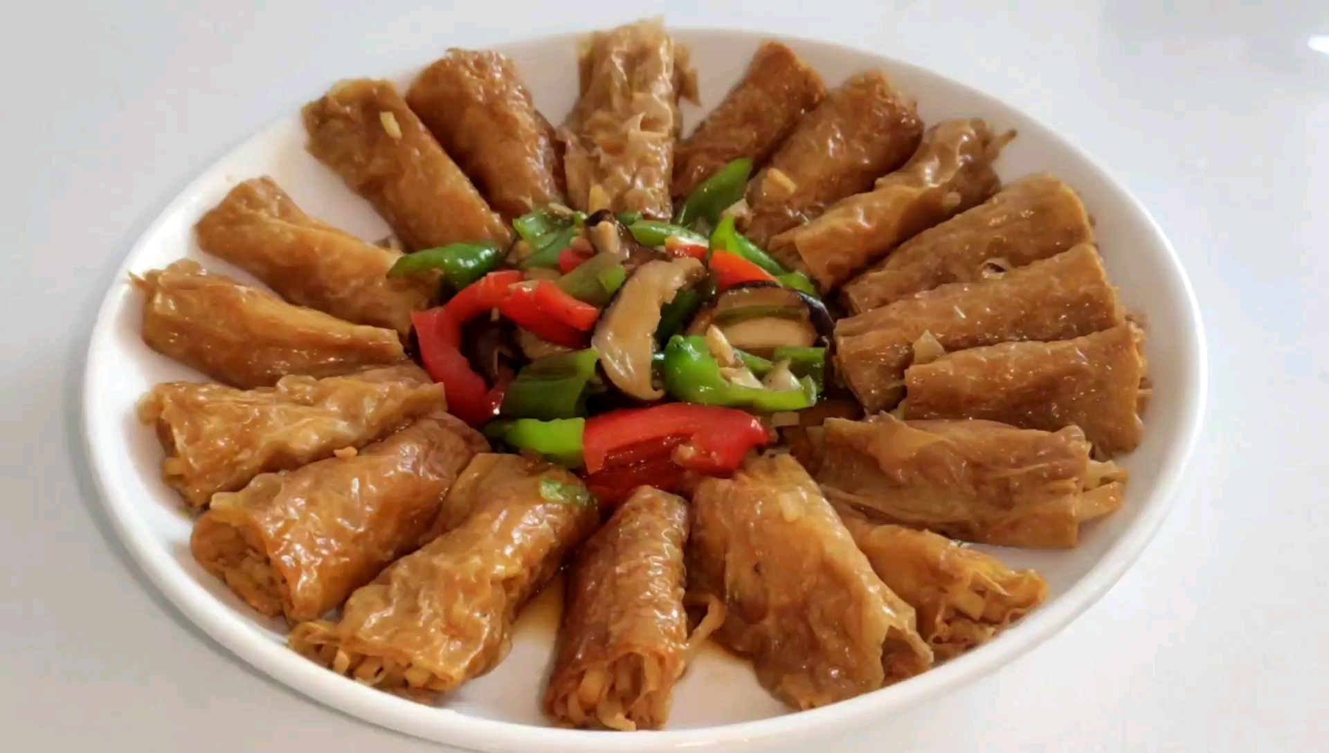 今天分享这道杭州卷鸡,没有鸡肉为啥叫卷鸡?因口感与鸡肉相似!