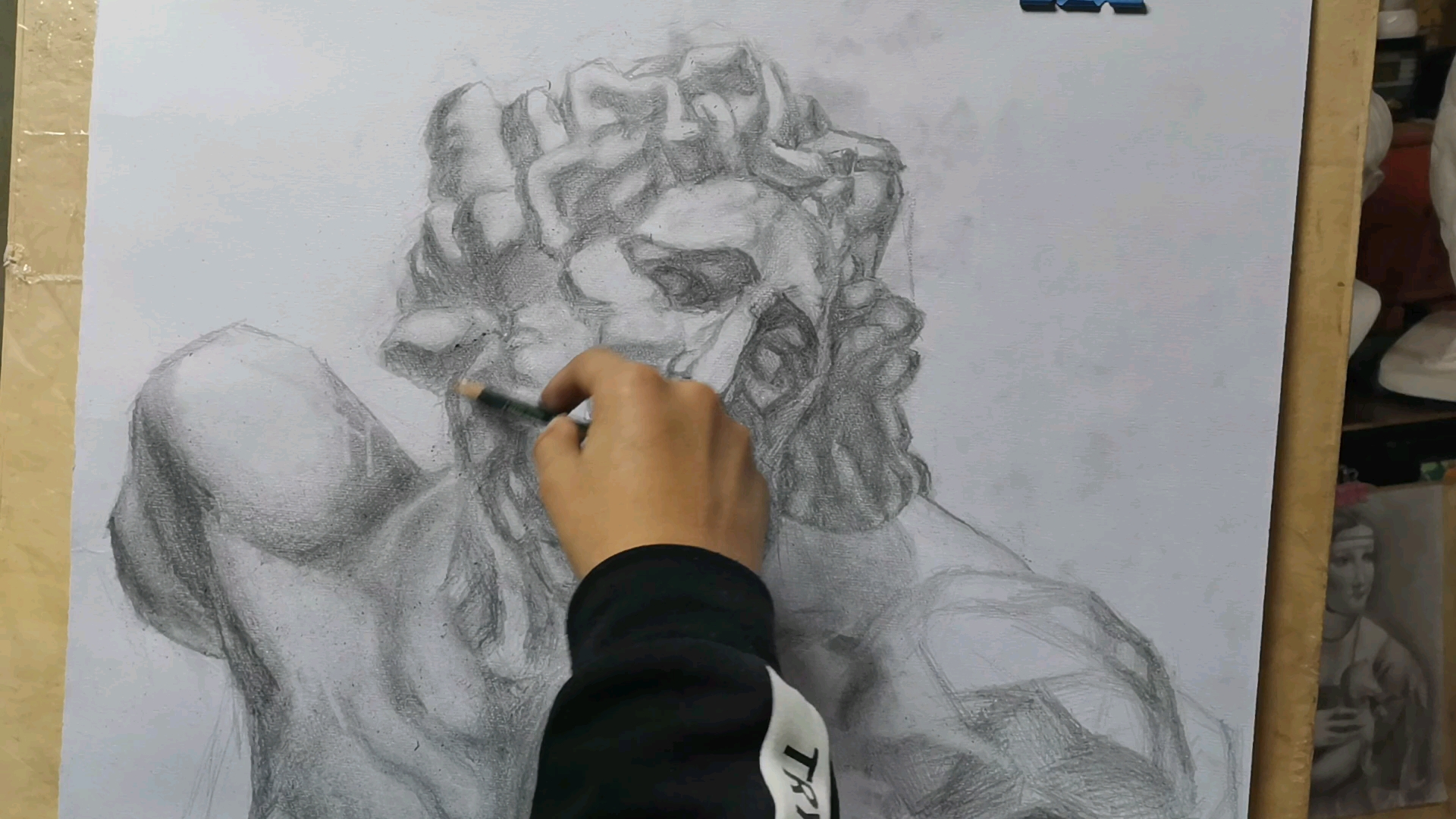画素描的初一小男生