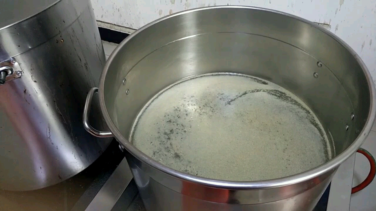 很多卤菜新人不知道如何卤菜,跟这个视频学做的比卤菜店还正宗