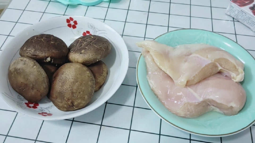 原来用鸡肉香菇做包子,比猪肉还好吃,馅料浓郁,越吃越香