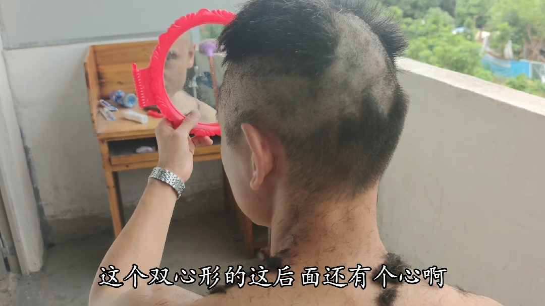 不要笑挑战,这期效果爆炸,托尼老师在线给兄弟理发