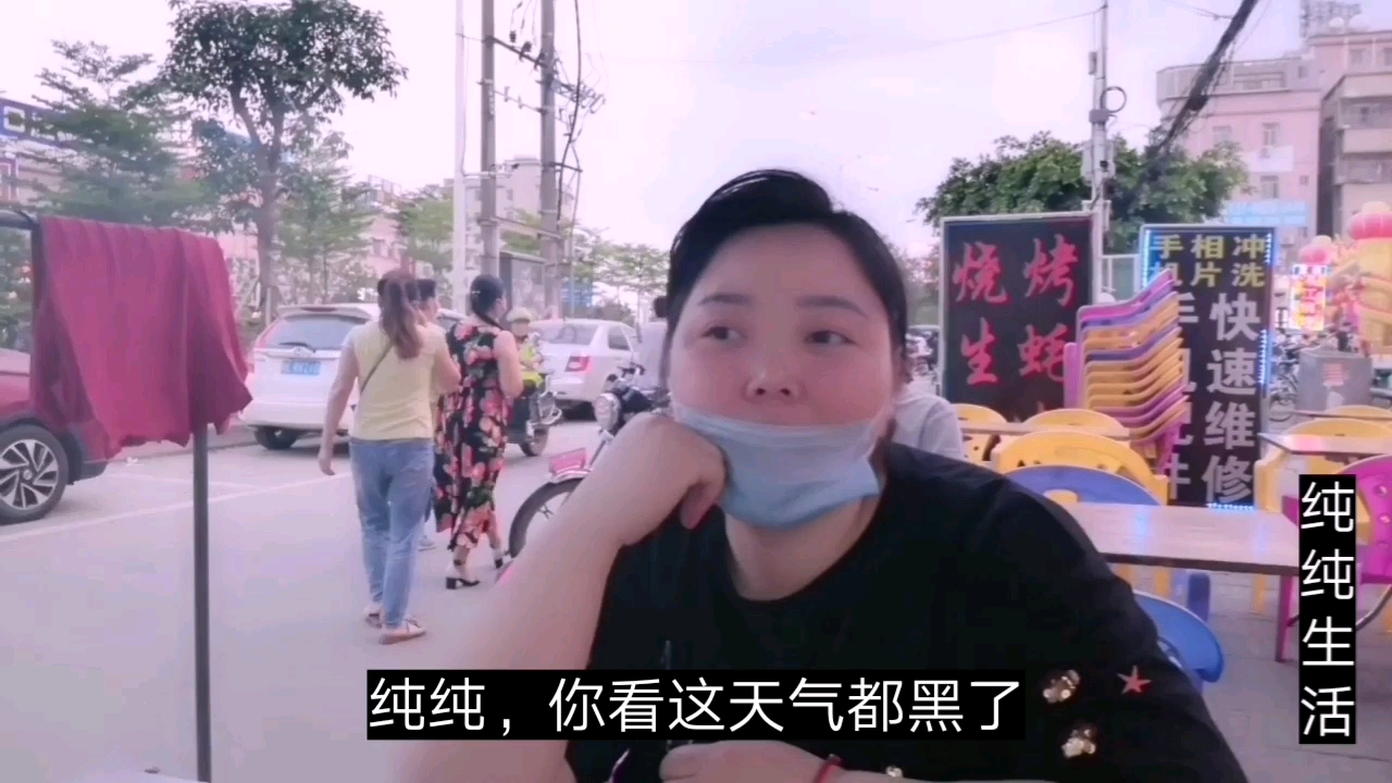 打工妹想让小王戒烟,带小王去超市买零时,看来真想让小王戒烟啊