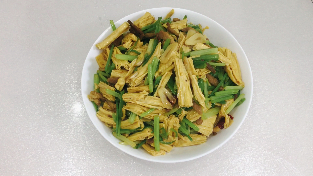 芹菜肉丝炒腐竹,这样做腐竹比肉还好吃,快来学习一下吧