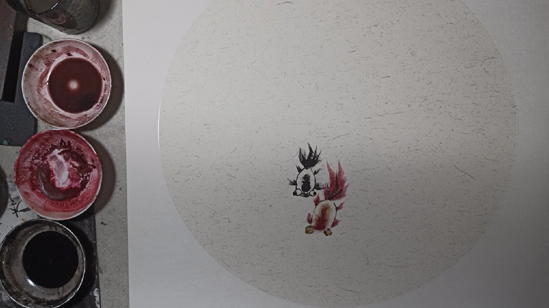 国画另类金鱼画法第1集:作品五鱼图,先画一黑一红两条金鱼