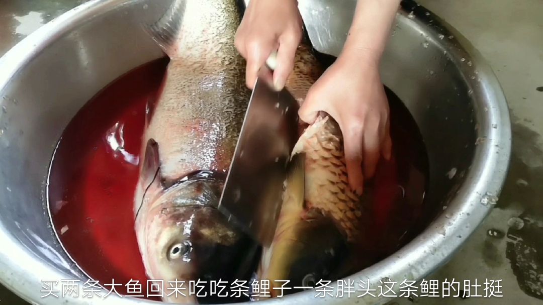 看看我们江边的鱼多少钱一斤,在看我剔鱼肉的刀功如何