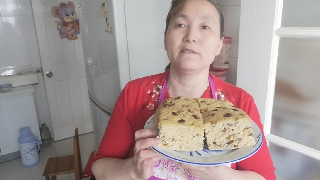面粉加上红枣葡萄干,啊,发糕!早就想吃了,想吃咱就做,來了。
