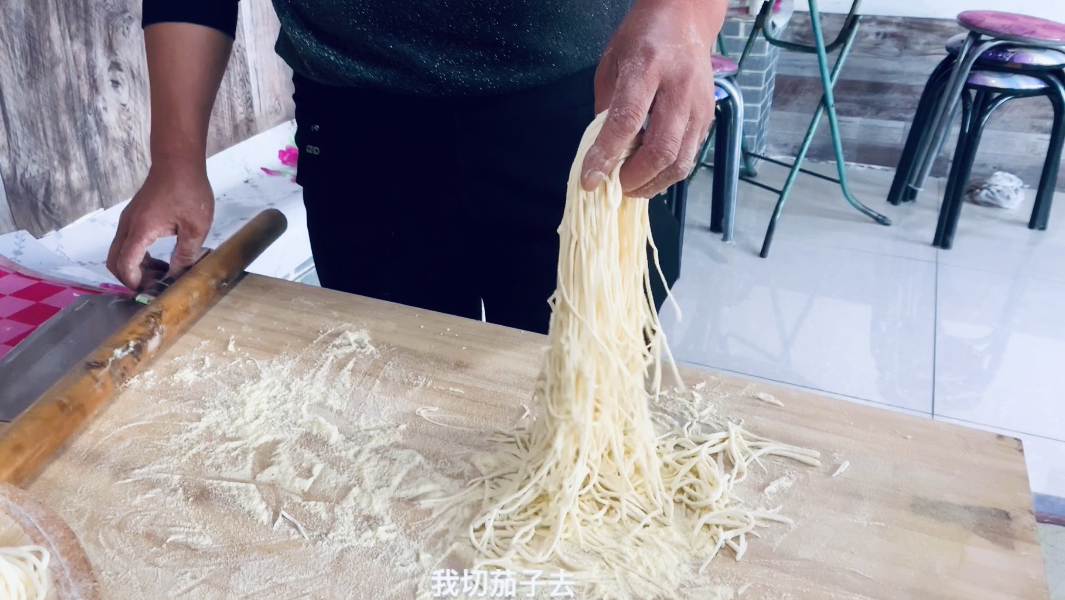 东北过水打卤面,公公要吃鸡蛋酱卤子,婆婆说费事不惯他!