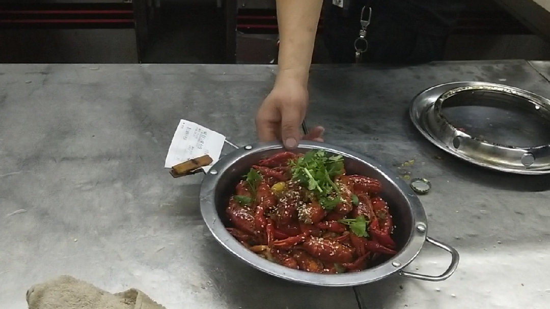 正宗湖北大师付是怎样烹制油焖大虾的,看着都流口水了!