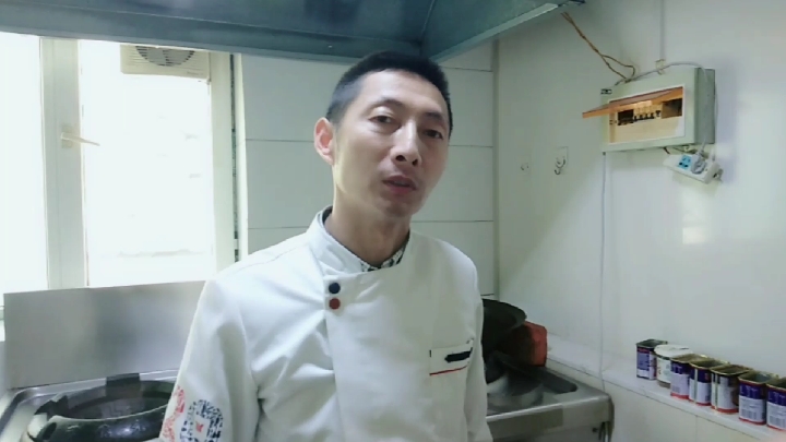 李家小厨今天用鱼骨分享风味鱼排的做法