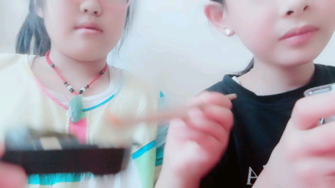 今天我们来享受一下鱼子酱寿司,芥末酱油抹嘴唇
