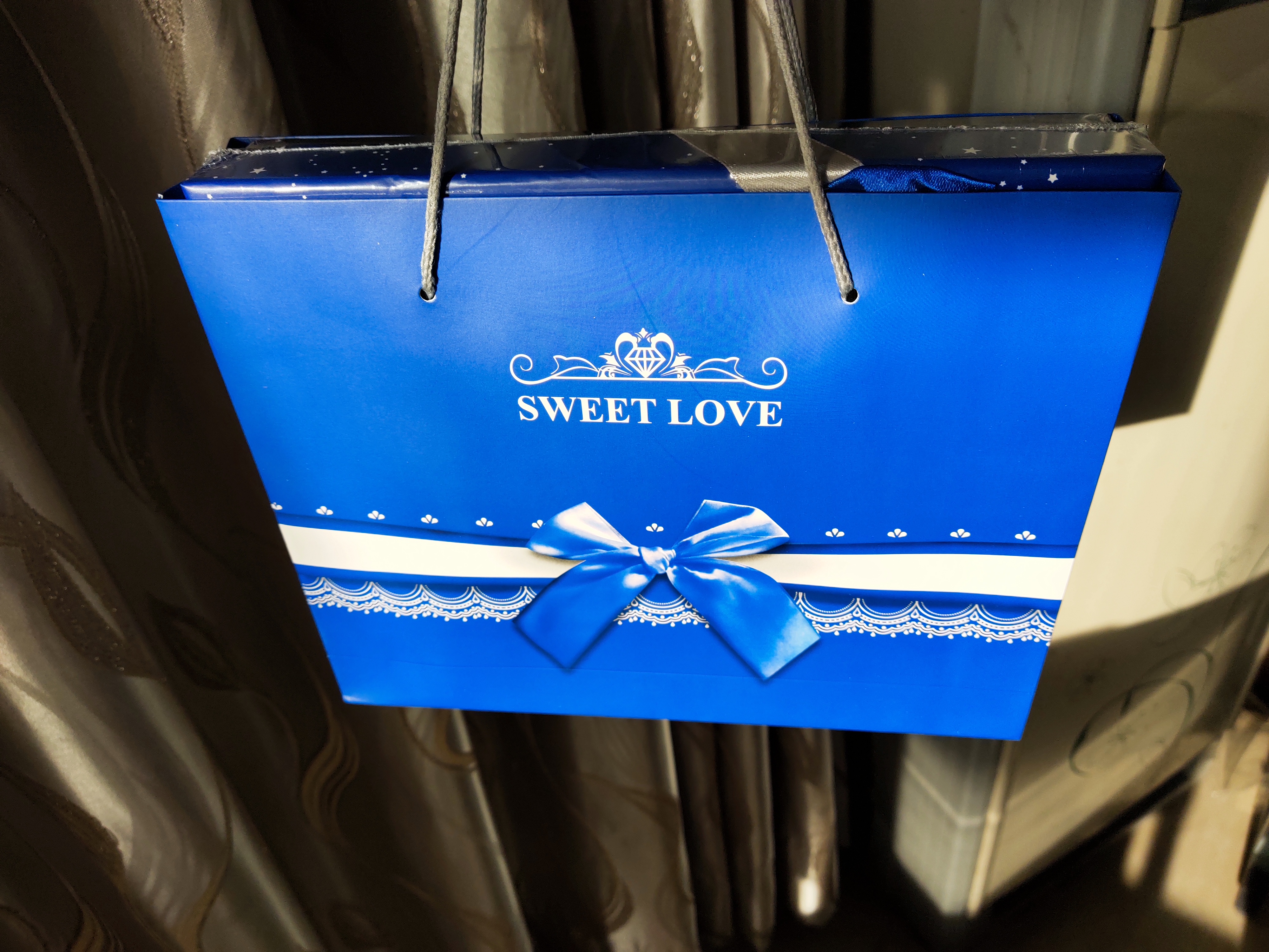 这个好看吗,德芙+费列罗巧克力,蓝色礼盒。