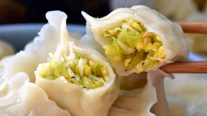 角瓜虾皮鸡蛋馅的饺子,做蒸饺做水饺都是鲜嫩多汁,营养好消化