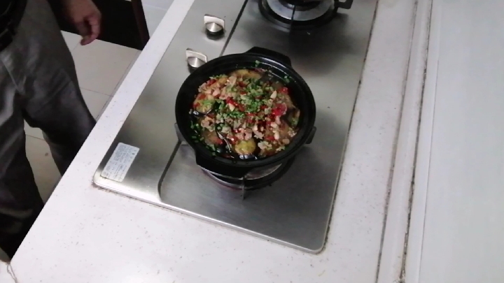 一直念念不忘外婆做的红烧茄子煲的味道,香辣软糯,美味可口