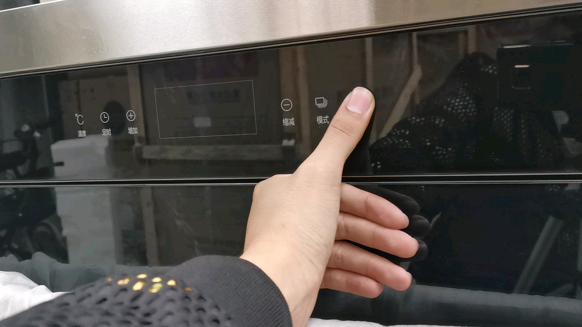 老师傅讲解蒸烤一体机使用