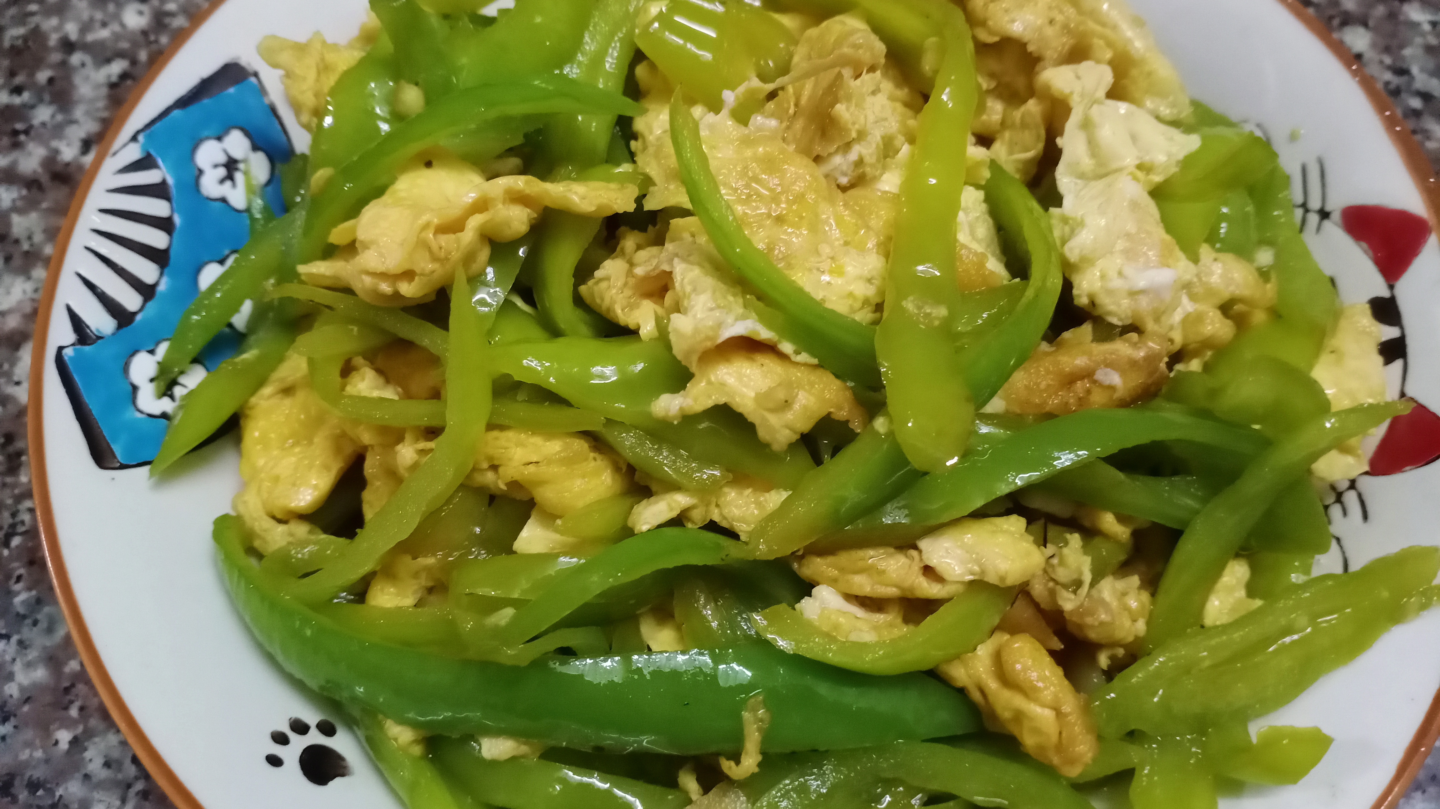 青椒炒鸡蛋先炒鸡蛋还是先炒青椒,华女分享正确做法,简单又好吃