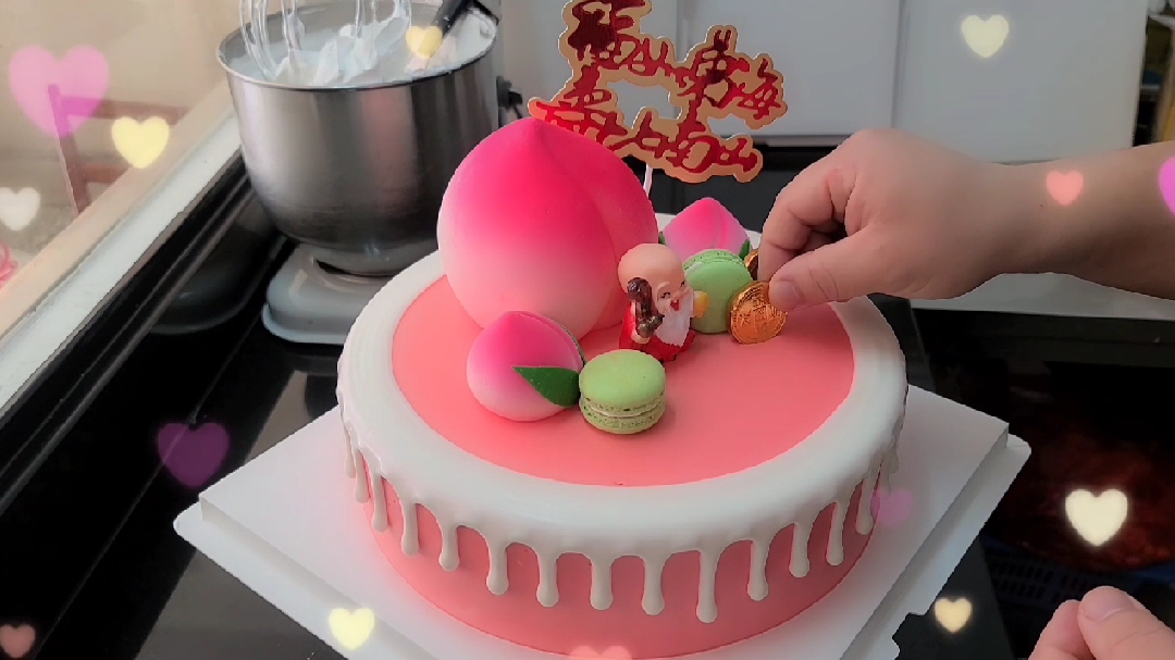 九十岁老寿星过生日,家人特订寿星蛋糕,祝老人福寿康宁。