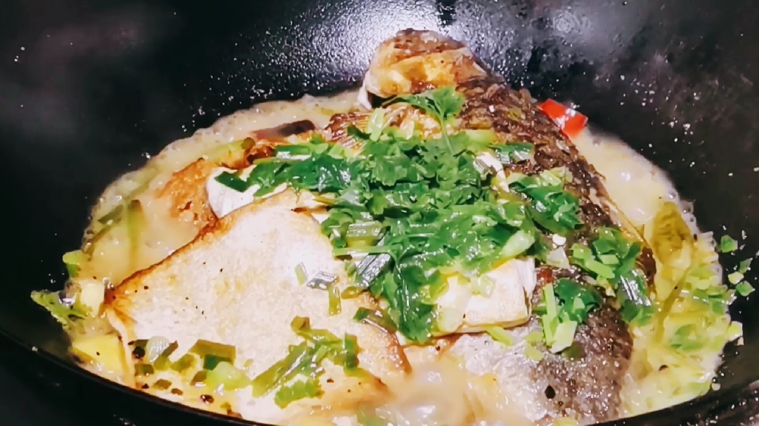 今晚吃红烧鲫鱼豆腐!