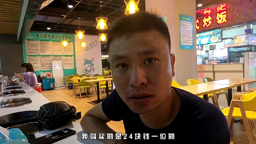 品尝旋转自助火锅,24块钱一位不限量,菜品高达上百种太划算了