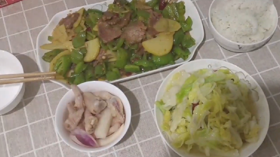 青椒土豆片炒腊肉,我和小杨一起吃的干干净净