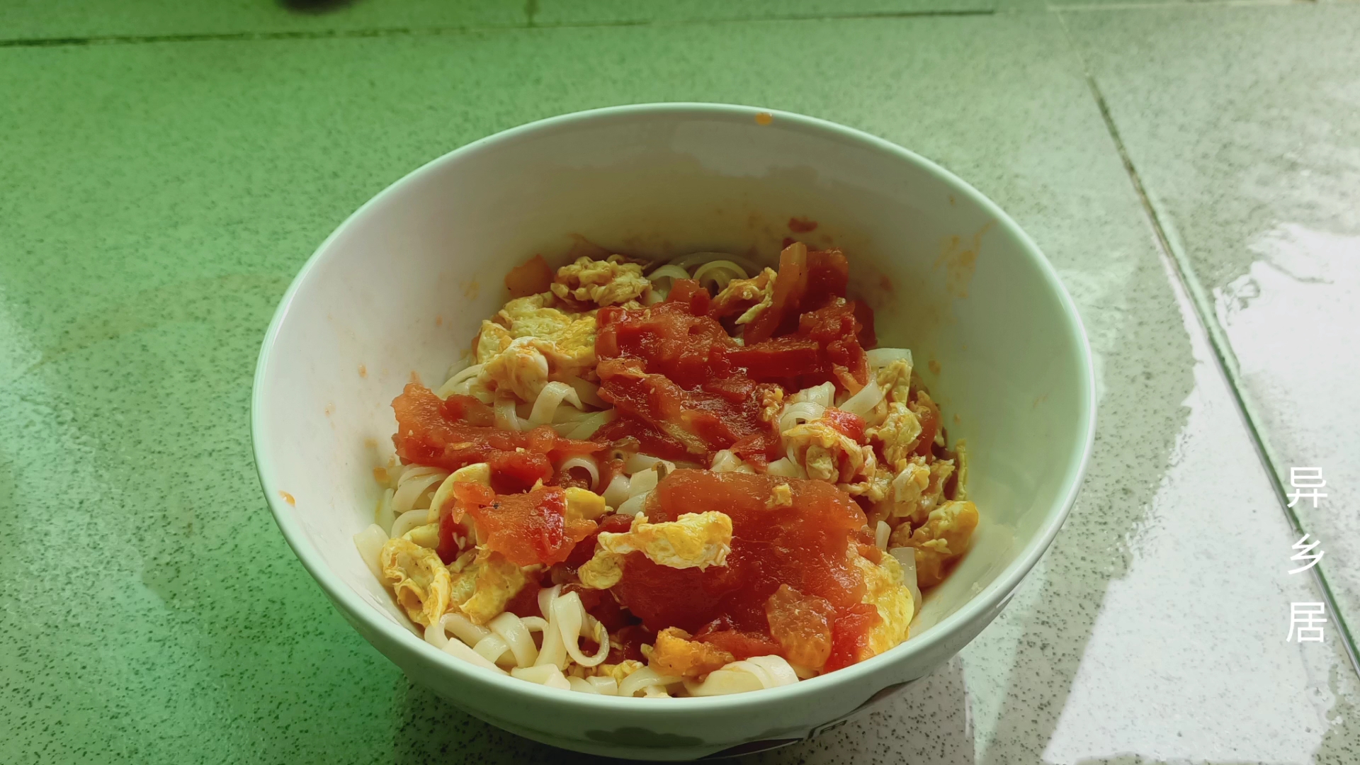 早上做一碗西红柿炒鸡蛋拌面,再配一碗豆浆,吃完元气满满