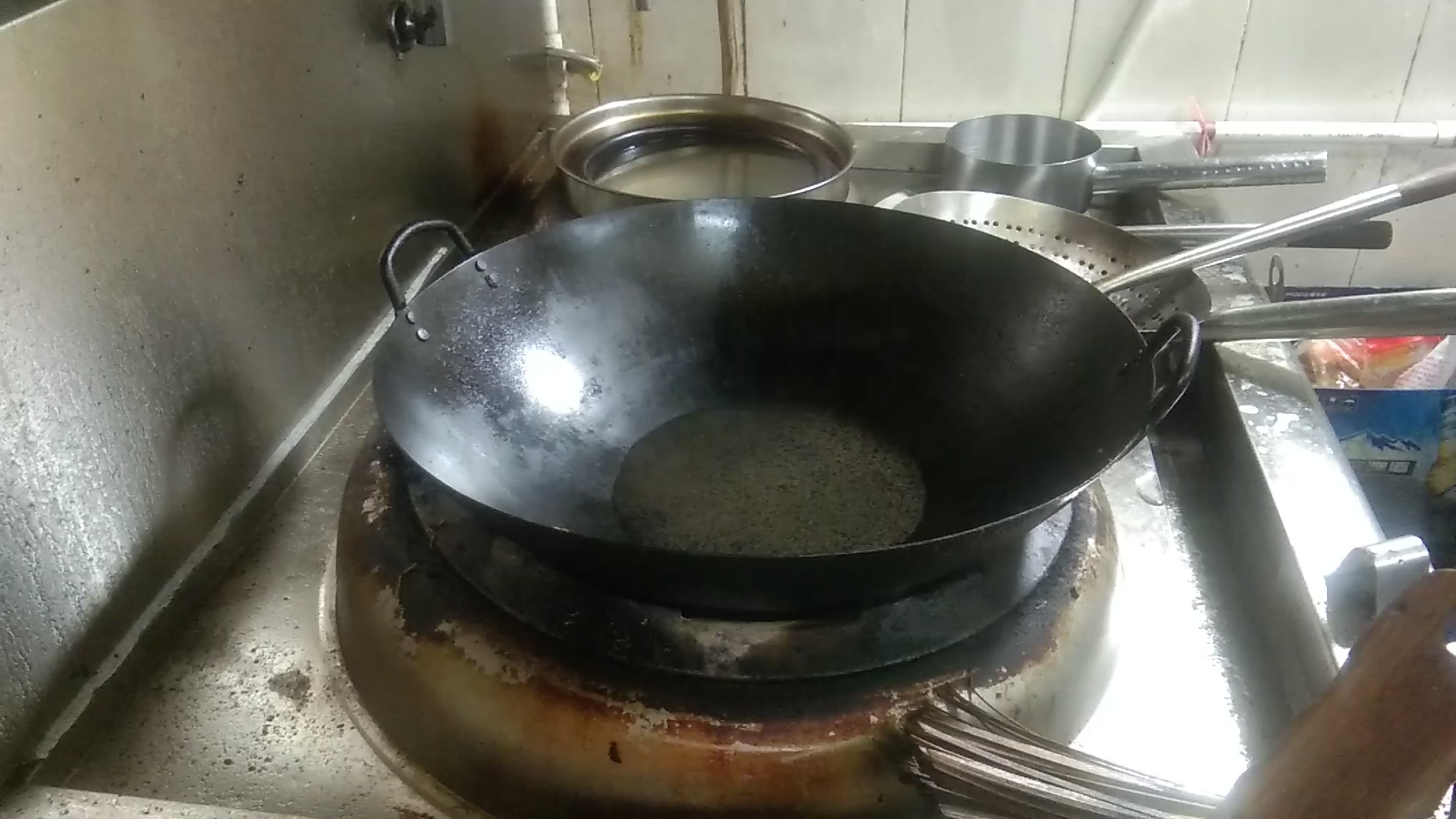 大排档月薪一万二的厨师,做香辣鸡煲全程不放一滴水!