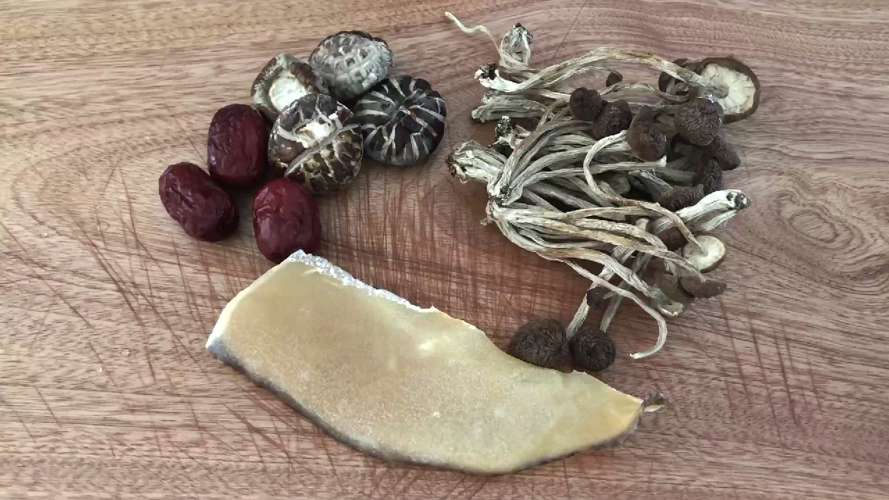 每日广东靓汤 提高免疫力 熬夜必备的响螺肉三菌汤 老少皆宜
