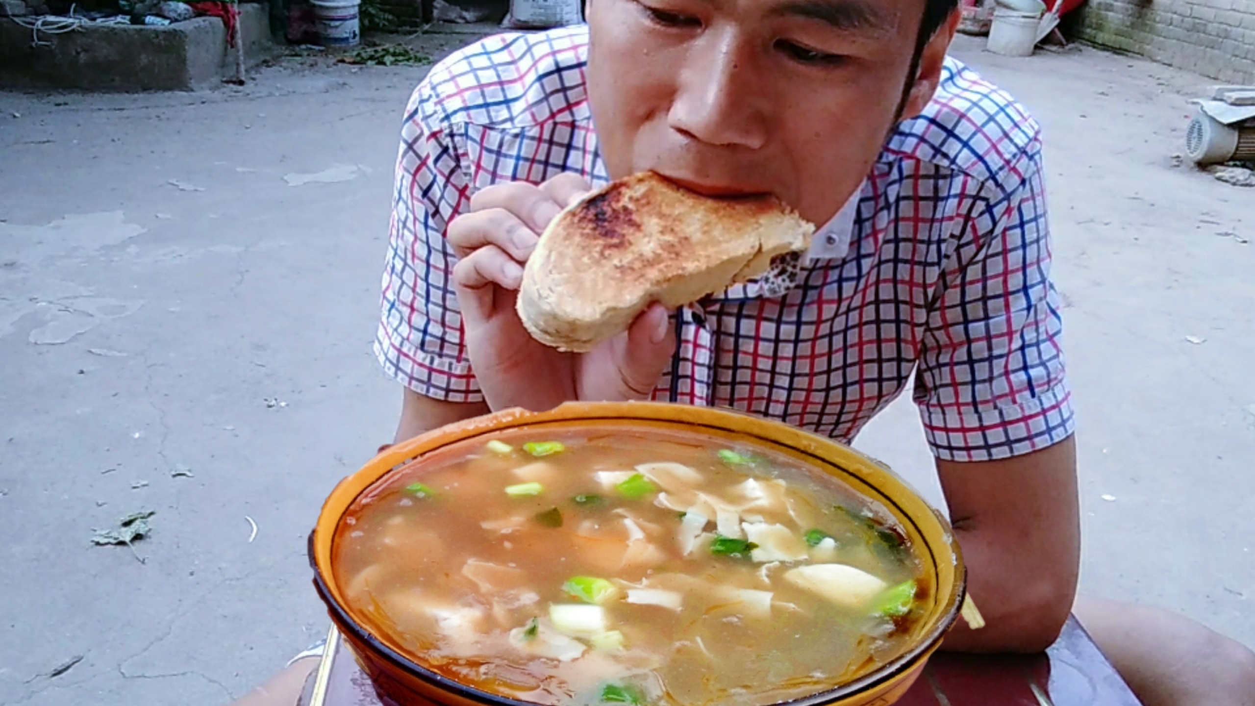 河南胡辣汤的家常做法,在家也能喝到,小伙喝了满满一大碗,带劲