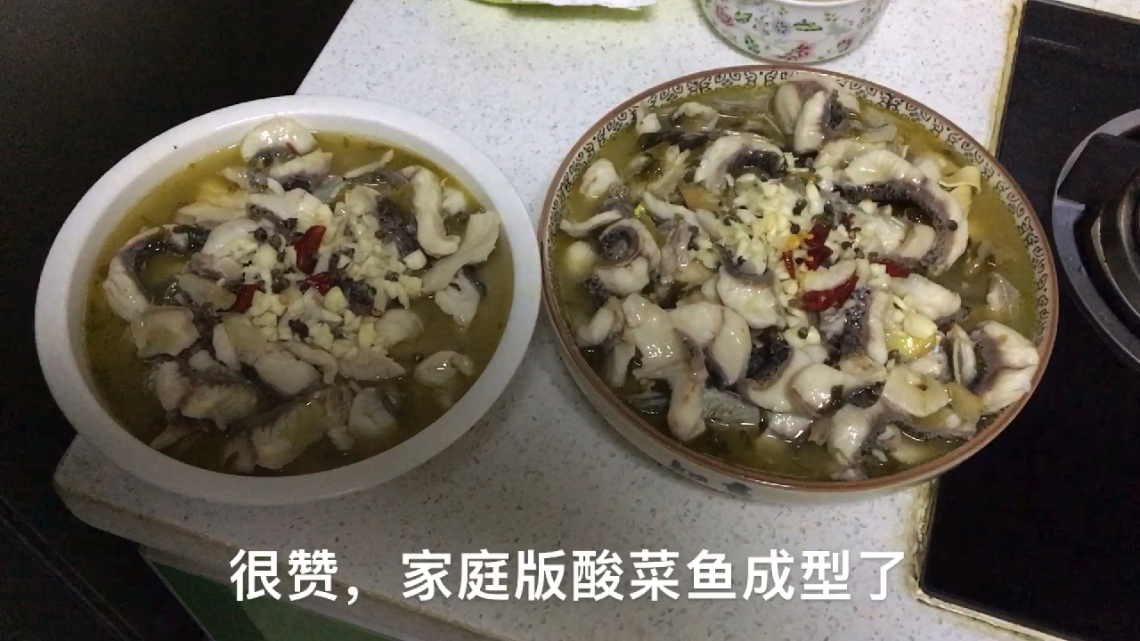 28元2斤半的黑鱼,配上豆芽和千张,烧了两大碗酸菜鱼,好吃不贵