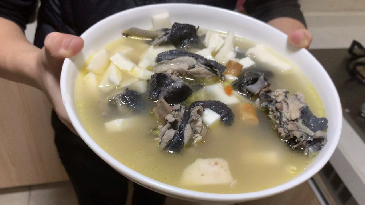 椰子煲乌鸡汤的做法,掌握步骤鸡肉嫩滑,椰肉香脆,汤水鲜甜