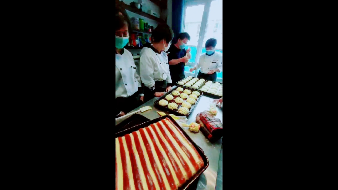 教做枣红色的面包和一款冰淇淋内馅面包,评价一下有没有食欲?