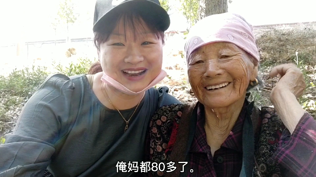 农村的老太婆身体就是好,八十多了身体倍棒,还能到地里干活