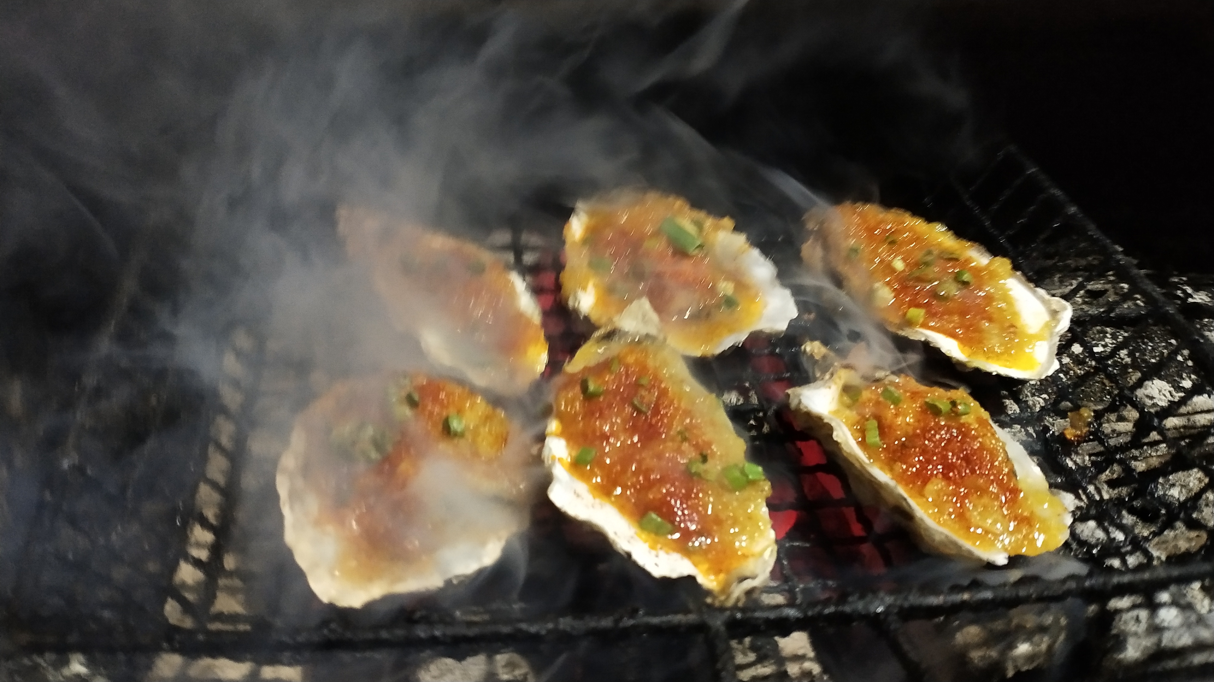 温州小哥卖烧烤,蒜蓉生蚝是招牌,4元一个,鲜肥多汁,真好吃