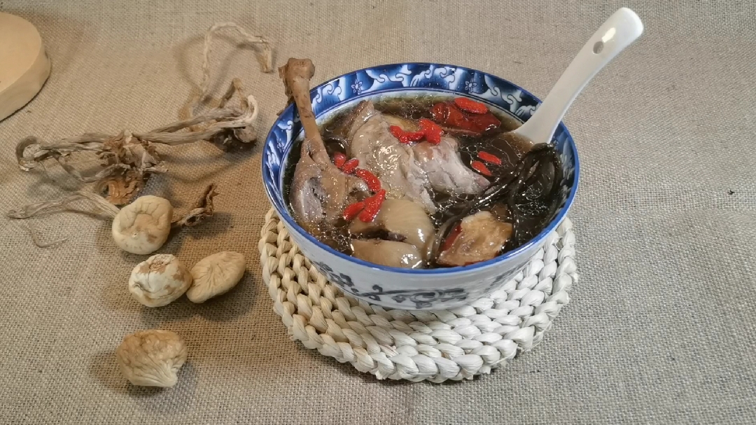 肠胃不好,消化不良,便秘,鸭腿搭配4种食材煲汤,清热还能润肠