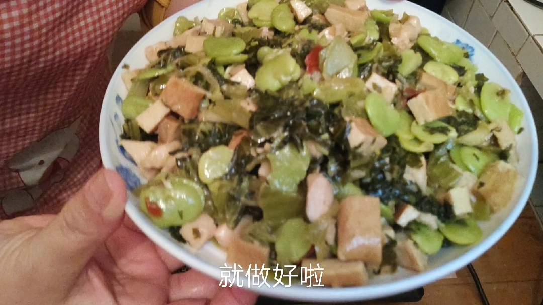 不酸的酸菜配上鸡丁香干蚕豆米,炒出来的味道还真不错,好吃下饭